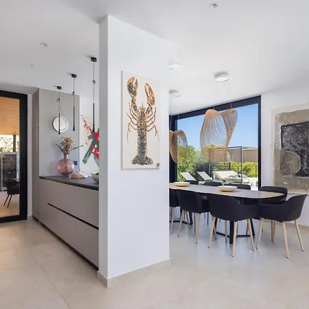 Вілла Breathtaking Five Bedroom With The Pool