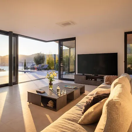 Вілла Breathtaking Five Bedroom With The Pool Віс