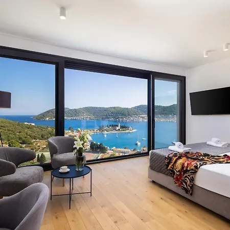 Breathtaking Five Bedroom With The Pool
