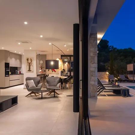 Breathtaking Five Bedroom With The Pool Вілла *