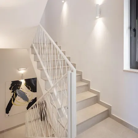 Вілла Breathtaking Five Bedroom With The Pool