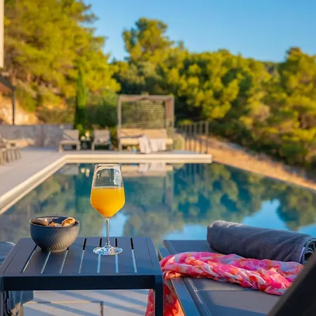 Breathtaking Five Bedroom With The Pool Вілла *