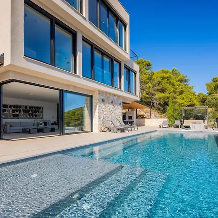 Вілла Breathtaking Five Bedroom With The Pool Віс