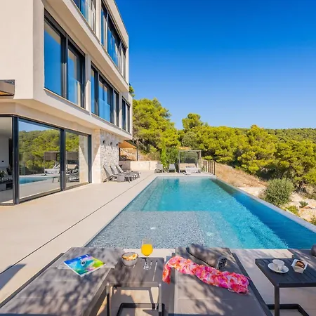 Вілла Breathtaking Five Bedroom With The Pool *