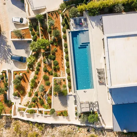 Вілла Breathtaking Five Bedroom With The Pool
