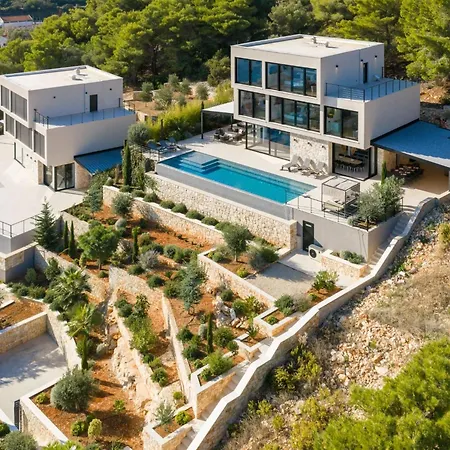 Вілла Breathtaking Five Bedroom With The Pool *