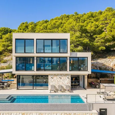 Вілла Breathtaking Five Bedroom With The Pool Віс