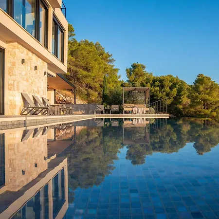 Breathtaking Five Bedroom With The Pool וויס