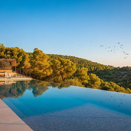 Breathtaking Five Bedroom With The Pool וויס
