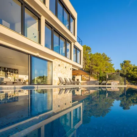 Вілла Breathtaking Five Bedroom With The Pool *