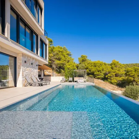 Вілла Breathtaking Five Bedroom With The Pool *