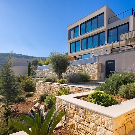 Вілла Breathtaking Five Bedroom With The Pool *