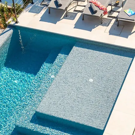 Breathtaking Five Bedroom With The Pool