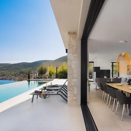 Breathtaking Five Bedroom With The Pool *