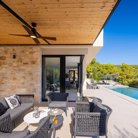 Вілла Breathtaking Five Bedroom With The Pool *