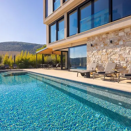 Breathtaking Five Bedroom With The Pool Вілла Віс