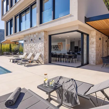 Вілла Breathtaking Five Bedroom With The Pool Віс