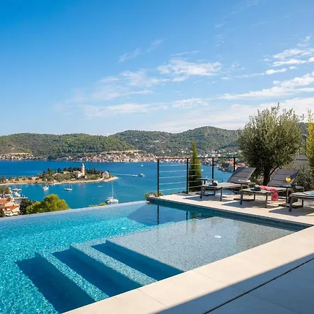 Вілла Breathtaking Five Bedroom With The Pool