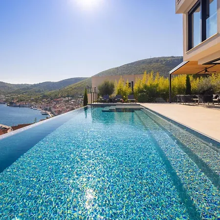 Вілла Breathtaking Five Bedroom With The Pool *