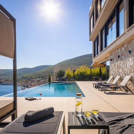 Вілла Breathtaking Five Bedroom With The Pool Віс